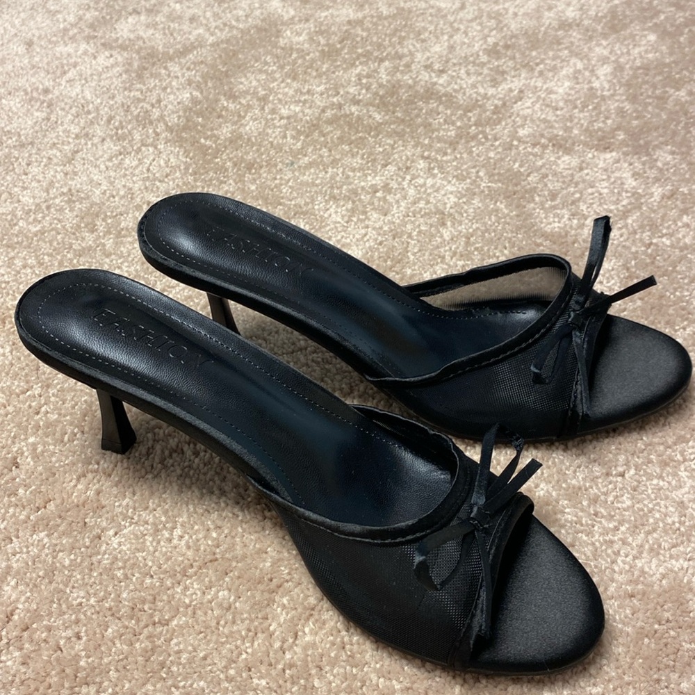black kitten heels